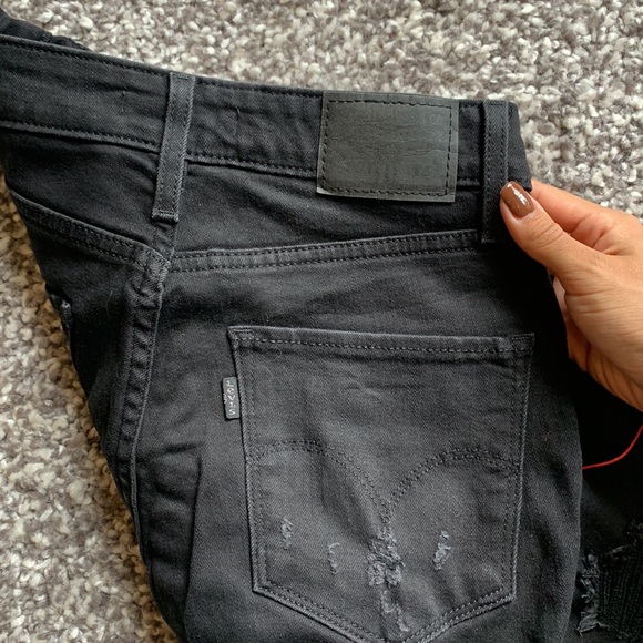 Black ripped Levi’s skinny jeans - Picture 3 of 4